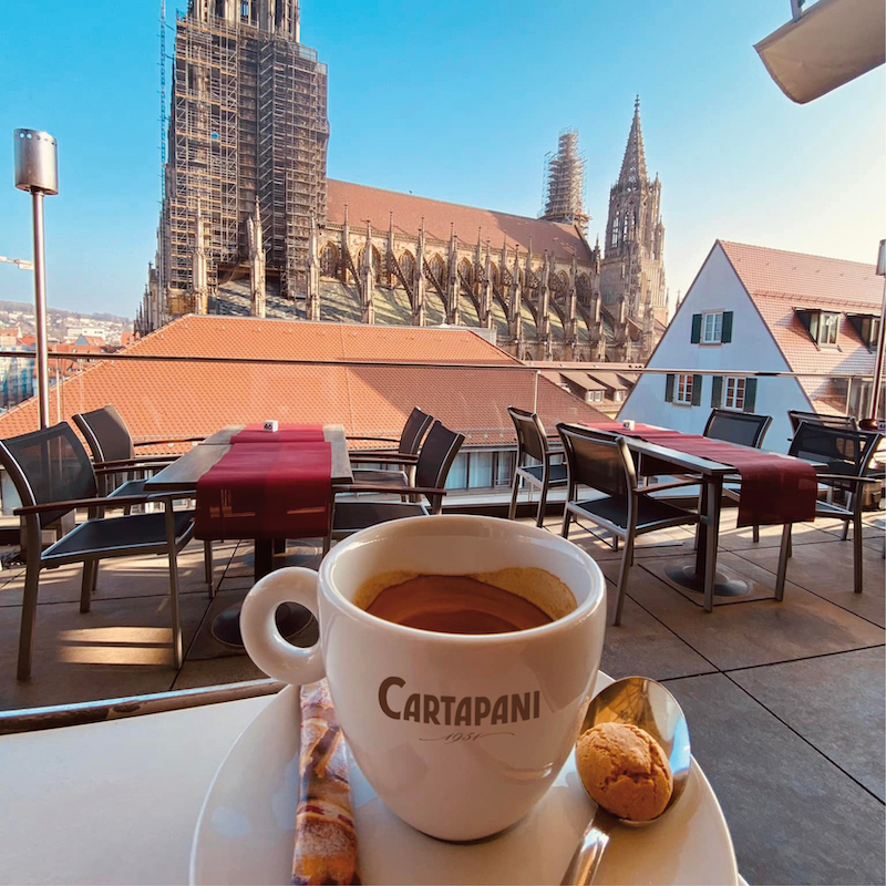 Caffè con vista sulla terrazza più bella di Ulm: una pausa unica nel suo genere.
